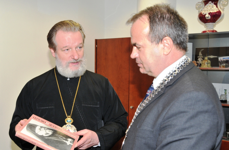 Metropolita Kryštof předal hejtmanovi knihu o mučedníku Gorazdovi.